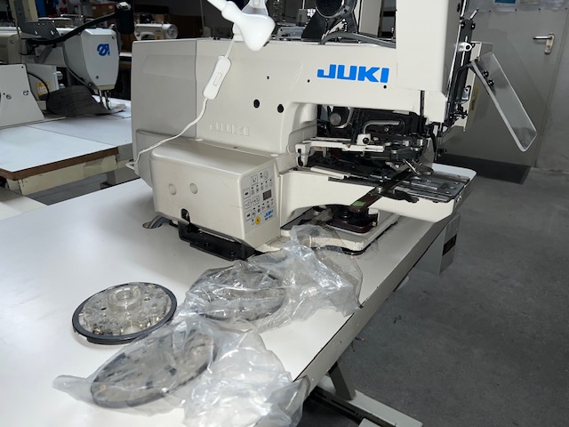 Button sewing machines with robot : JUKI MB-1800-BR10